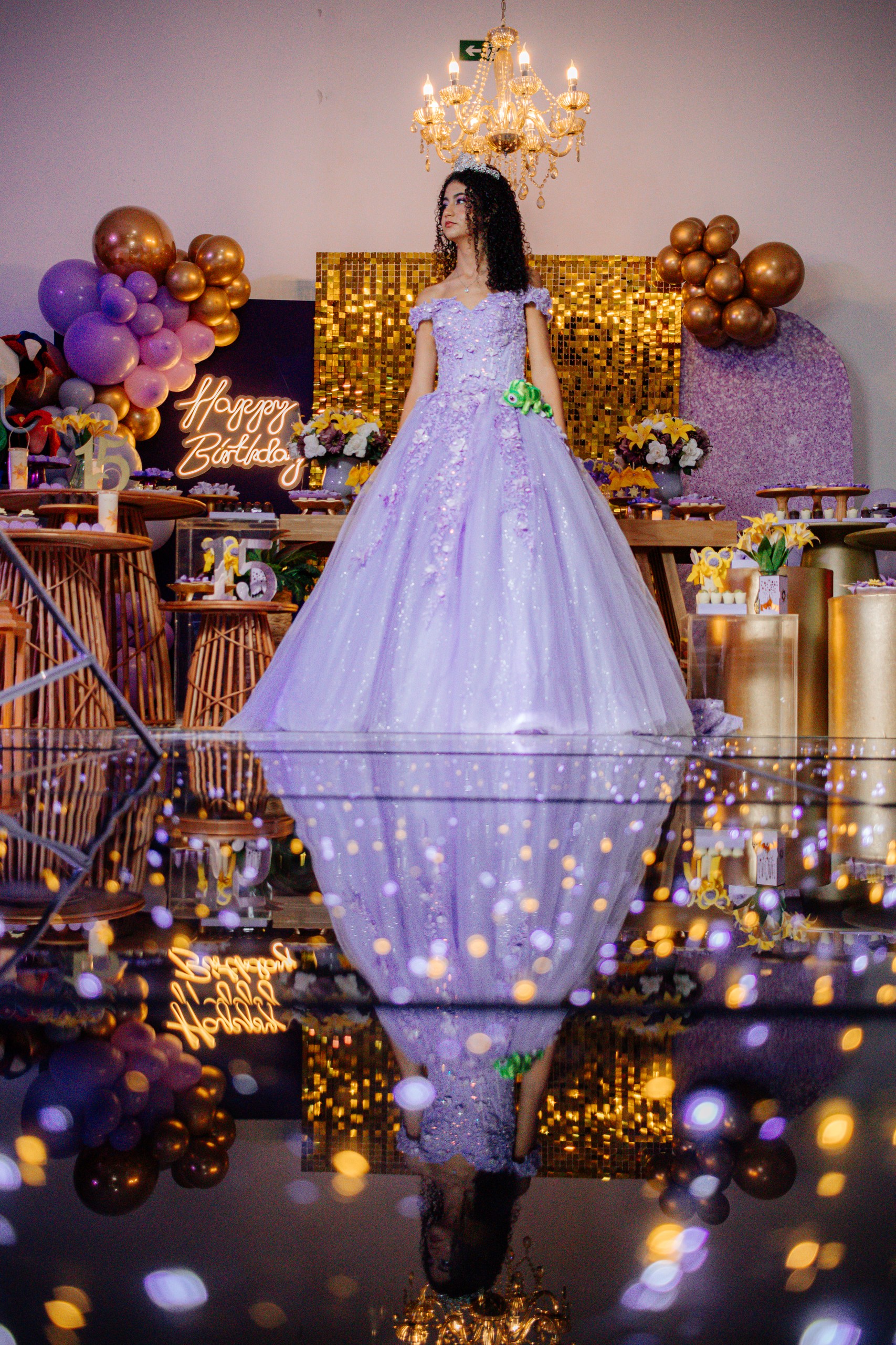 Debutante posa com vestido lilás diante da decoração da festa