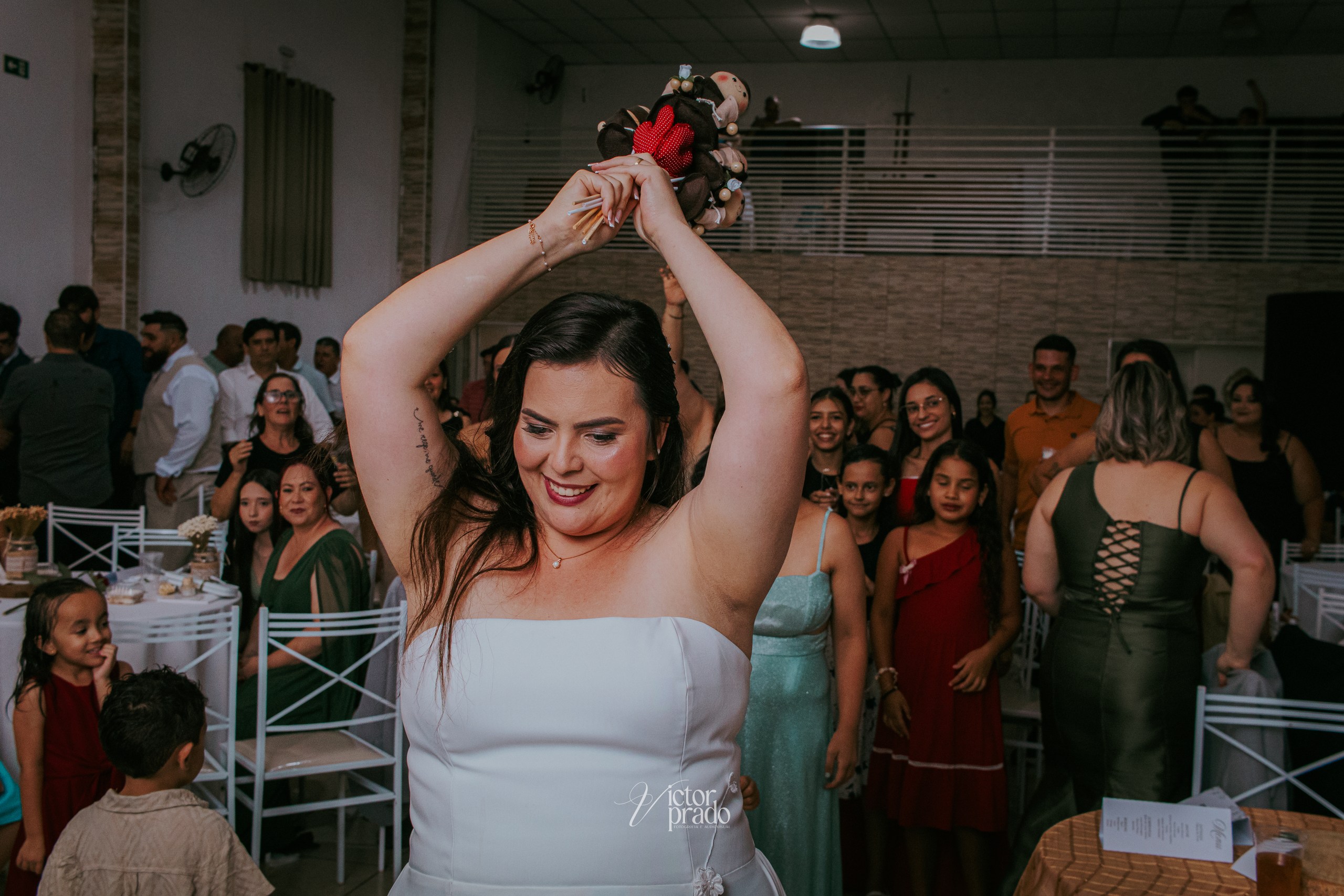 Noiva joga o buquê durante a festa de casamento
