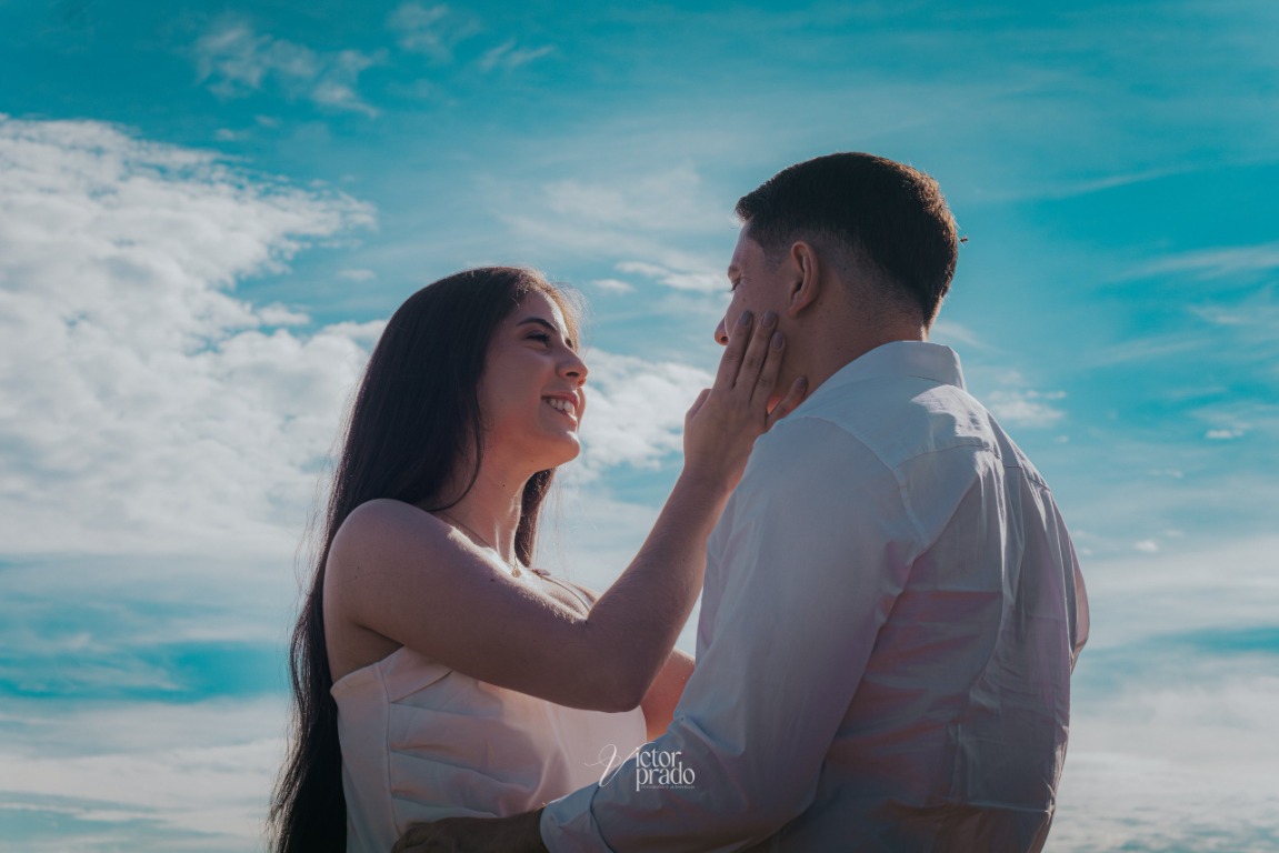 Casal em ensaio pré-wedding ao ar livre