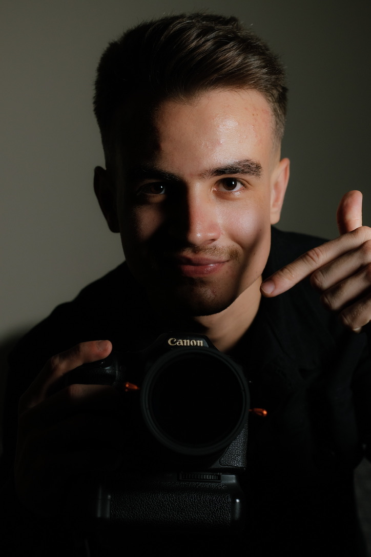 Victor Prado com sua câmera fotográfica